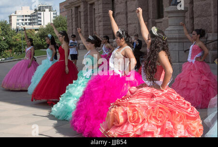 Le ragazze adolescenti che indossa in stile messicano abiti quinceanera al Texas Capitol protesta SB4, passata dal legislatore e firmata dal governatore nella primavera del 2017, un'Scome me i tuoi documenti' bill che autorizza la polizia per chiedere alla gente di provare il loro status di immigrazione in qualsiasi momento. Foto Stock