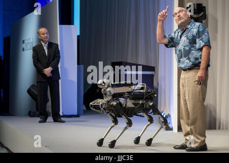 Tokyo, Tokyo, Giappone. Il 20 luglio, 2017. Boston Dynamics CEO e fondatore Marc Raibert (R) dimostra la sua società SpotMini robot come gruppo di SoftBank Corp Chairman e CEO Masayoshi figlio guarda al mondo SoftBank 2017 conferenza di Tokyo, Japan Credit: Alessandro Di Ciommo/ZUMA filo/Alamy Live News Foto Stock