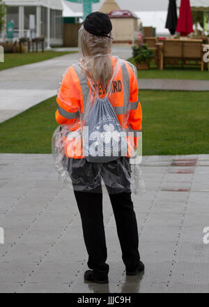 Knutsford, Cheshire. Regno Unito Meteo. Il 20 luglio, 2017. Sophia Simmons da Littlehampton. Heavy Rain cade ad RHS Flower Show come il personale addetto alla sicurezza di arrivare prima della apertura della fiera per il pubblico in generale. Il "garden party del nord", iniziato nel 1999 con la Royal Horticultural Society è sempre in corso presso il Parco Tatton oggi come la RHS Flower Show apre la sua stravaganza floreali. Credito; MediaWorldImages/Alamy Live News Foto Stock