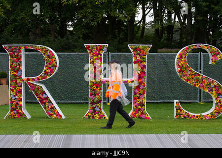 Knutsford, Cheshire. Regno Unito Meteo. Il 20 luglio, 2017. Sophia Simmons da Littlehampton. Heavy Rain cade ad RHS Flower Show come il personale addetto alla sicurezza di arrivare prima della apertura della fiera per il pubblico in generale. Il "garden party del nord", iniziato nel 1999 con la Royal Horticultural Society è sempre in corso presso il Parco Tatton oggi come la RHS Flower Show apre la sua stravaganza floreali. Credito; MediaWorldImages/Alamy Live News Foto Stock