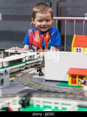 Glasgow, Scotland, Regno Unito. Il 20 luglio, 2017. La SEC in Glasgow ospita mattone Live, la più grande esposizione di LEGO NEL REGNO UNITO. Con i modelli fatti di oltre 6 milioni di mattoni, LEGO gli appassionati possono costruire le proprie creazioni come pure ammirando i modelli creati da alcuni dei maggiori designer tra cui la Scozia Nick Clayton e Rocco Buttliere da Chicago. Nella foto: Carter marrone (4 anni) con un Fanzone Lego treno in credito: ricca di Dyson/Alamy Live News Foto Stock