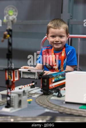 Glasgow, Scotland, Regno Unito. Il 20 luglio, 2017. La SEC in Glasgow ospita mattone Live, la più grande esposizione di LEGO NEL REGNO UNITO. Con i modelli fatti di oltre 6 milioni di mattoni, LEGO gli appassionati possono costruire le proprie creazioni come pure ammirando i modelli creati da alcuni dei maggiori designer tra cui la Scozia Nick Clayton e Rocco Buttliere da Chicago. Nella foto: Carter marrone (4 anni) con un Fanzone Lego treno in credito: ricca di Dyson/Alamy Live News Foto Stock