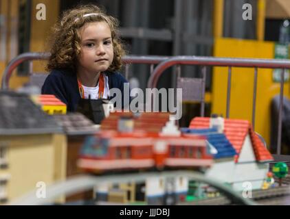 Glasgow, Scotland, Regno Unito. Il 20 luglio, 2017. La SEC in Glasgow ospita mattone Live, la più grande esposizione di LEGO NEL REGNO UNITO. Con i modelli fatti di oltre 6 milioni di mattoni, LEGO gli appassionati possono costruire le proprie creazioni come pure ammirando i modelli creati da alcuni dei maggiori designer tra cui la Scozia Nick Clayton e Rocco Buttliere da Chicago. Nella foto: Speranza equipaggi (7 anni) con un Fanzone Lego treno in credito: ricca di Dyson/Alamy Live News Foto Stock