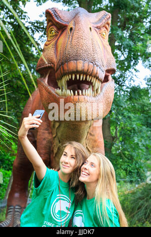 ZSL London Zoo, Londra, UK, 20 luglio 2017. Per appena sei settimane da sabato 22 luglio, i visitatori allo Zoo sarà tenuto indietro nel tempo in un mondo preistorico dove potranno venire faccia a faccia con life-size, spostando i dinosauri - dal gigante ma delicato brachiosaurus al torreggiante Tyrannosaurus rex. Credito: Imageplotter News e sport/Alamy Live News Foto Stock