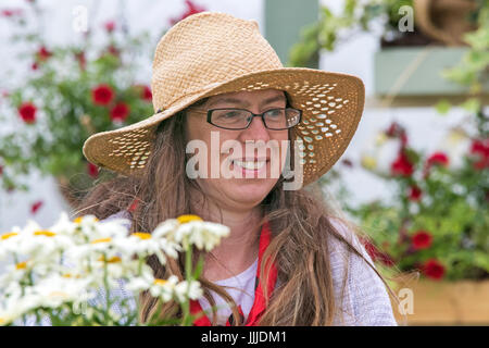 RHS Tatton Park Flower Show, Knutsford, Cheshire. Il 20 luglio 2017. Giorno due di questo anni floral masterclass presso il Royal Horticultural Society's Tatton Park Flower Show 2017. Giardinieri appassionati possono immergersi nella bellezza, il profumo ed il colore del rettangolo di selezione floreale & Pianta Village. Una nuova aggiunta ai giardini spettacolari sul display è il 'Butterfly Dome' dove gli ospiti possono passeggiare attraverso il paradiso tropicale riempito con farfalle esotiche. Credito: Cernan Elias/Alamy Live News Foto Stock