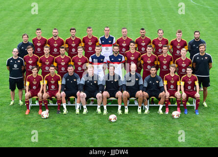 FK Dukla Praha team posa per foto di famiglia prima della Repubblica ceca Soccer League stagione 2017/2018, a Praga, nella Repubblica ceca il 20 luglio 2017. Riga superiore L-R: Radek Havala (massaggiatore), Dominik Preisler, Jan Holenda, Marek Hanousek (capitano), Ivan Ostojic, Matus Hruska, Martin Jiranek, Ivan Schranz Jakub Podany, Michal Bezpalec e Petr Maly (team leader). Fila centrale L-R: Sindelar Ladislav (medico), Daniel Tetour, Zinedin Mustedanagic, Frederik Bilovsky, Adam Vlcek, Patrik Czehowsky, Filip Rada, David Simek, Ondrej Kusnir, Daniel Kozel, Stepan Kores e Daniel Kotek (massaggiatore). Fila inferiore L-R: Ondrej Br Foto Stock