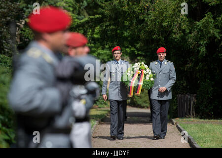 Dresden, Germania. Il 20 luglio, 2017. Le forze armate tedesche commemora il generale Friedrich Olbricht e il generale Hans Oster, che sono stati coinvolti nel tentativo di assassinio su Adolf Hitler del 20 luglio 1944, nel tentativo di assassinio di 73anniversario, presso il cimitero di Nordfriedhof a Dresda, Germania, 20 luglio 2017. Foto: Arno Burgi/dpa-Zentralbild/dpa/Alamy Live News Foto Stock