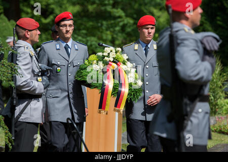 Dresden, Germania. Il 20 luglio, 2017. Le forze armate tedesche commemora il generale Friedrich Olbricht e il generale Hans Oster, che sono stati coinvolti nel tentativo di assassinio su Adolf Hitler del 20 luglio 1944, nel tentativo di assassinio di 73anniversario, presso il cimitero di Nordfriedhof a Dresda, Germania, 20 luglio 2017. Foto: Arno Burgi/dpa-Zentralbild/dpa/Alamy Live News Foto Stock