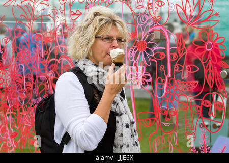 Knutsford, Cheshire. Regno Unito Meteo. Il 20 luglio, 2017. I visitatori e gli espositori al RHS Flower Show tenutosi al Tatton Park. Il "garden party del nord", iniziato nel 1999 con la Royal Horticultural Society è sempre in corso presso il Parco Tatton oggi come la RHS Flower Show apre la sua stravaganza floreali per il pubblico in generale. Credito; MediaWorldImages/Alamy Live News Foto Stock