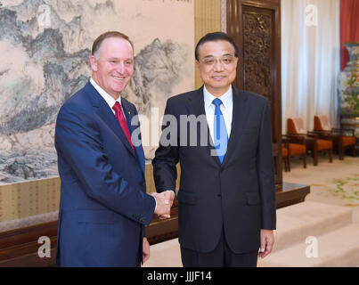 Pechino, Cina. Il 20 luglio, 2017. Il premier cinese LI Keqiang si incontra con la Nuova Zelanda dell ex Primo Ministro John Key a Pechino Capitale della Cina, 20 luglio 2017. Credito: Zhang Duo/Xinhua/Alamy Live News Foto Stock