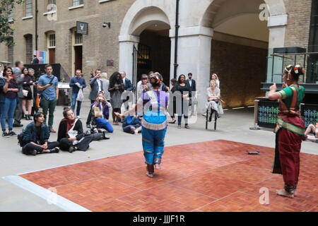 Londra, Regno Unito. Xx Luglio, 2017. Devonshire piazza della città è il luogo per questo festival che segna il REGNO UNITO-India anno della cultura con un viaggio attraverso la danza indiana stili, tra cui indiana classica, folk e Bollywood danze che si svolgerà ogni giovedì a partire dal 6 luglio al 17 agosto compreso tra 12:30 e 1:30 pm. Credito: Paolo Quezada-Neiman/Alamy Live News Foto Stock