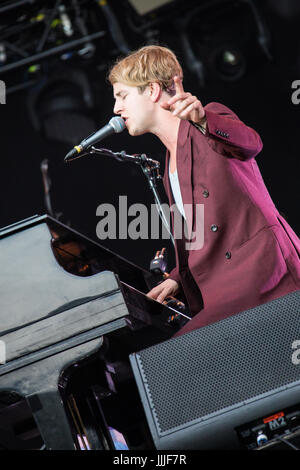 Locarno, Svizzera. 19 Luglio, 2017. Il cantante inglese-cantautore TOM ODELL suona dal vivo sul palco di Piazza Grande durante il 'Moon & Stars 2017' Credit: Rodolfo Sassano/Alamy Live News Foto Stock