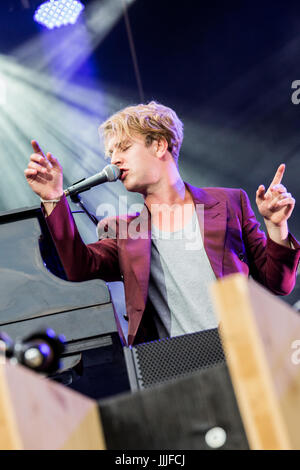 Locarno, Svizzera. 19 Luglio, 2017. Il cantante inglese-cantautore TOM ODELL suona dal vivo sul palco di Piazza Grande durante il 'Moon & Stars 2017' Credit: Rodolfo Sassano/Alamy Live News Foto Stock