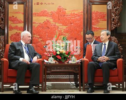 (170720) -- PECHINO, luglio 20, 2017 (Xinhua) -- Chinese Vice Premier Ma Kai incontra i membri del comitato consultivo internazionale consiglio di Cina per lo sviluppo della Banca (CDB), inclusi gli ex primo ministro australiano Paul Keating, il Consiglio Il presidente a Pechino Capitale della Cina, 20 luglio 2017. (Xinhua/Ding Lin) (lb) Foto Stock