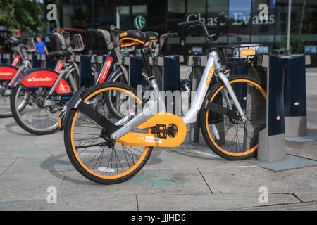 Londra, Regno Unito. Xx Luglio, 2017. Nuovo ciclo Obikes noleggio di creare confusione per le strade di Londra. Persone che hanno abbandonato la nuova moto in incongrua e luoghi scomodi. Uno di quelli delle biciclette è visto in un "Boris moto' docking station Credit: Zefrog/Alamy Live News Foto Stock