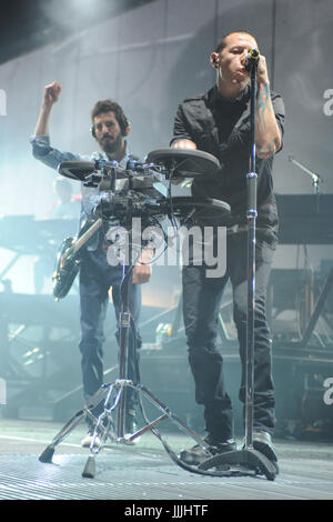 Mike Shinoda e Chester Bennington dei Linkin Park eseguire presso il Bank Atlantic Center n Fort Lauderdale, Florida il 20 gennaio 2011 mi © MediaPunch Inc./MPI04 Foto Stock