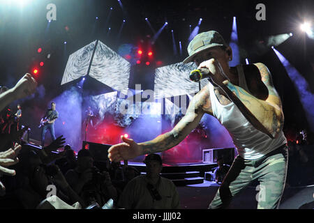 West Palm Beach. 8 Ago, 2017. Chester Bennington dei Linkin Park eseguire presso l'anfiteatro di Cruzan su Agosto 8, 2014 in West Palm Beach, Florida. Credito: Mpi04/media/punzone Alamy Live News Foto Stock