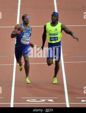 Stratford, UK. Xx Luglio, 2017. David Brown (USA) e la sua guida Jerome Avery (USA) nella mens T11 200m. Mondo para di atletica. London Olympic Stadium. Queen Elizabeth Olympic Park. Stratford. Londra. Regno Unito. 20/07/2017. Credito: Sport In immagini/Alamy Live News Foto Stock