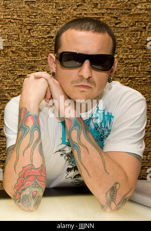 PICS FILE: 20 luglio 2017. Chester Bennington dei Linkin Park muore all'età di 41 anni. Las Vegas, NV, Stati Uniti d'America. Xxi Mar, 2009. Chester Bennington dei Linkin Park passati 41 anni nella sua casa il 20 luglio, 2017. Chester in apertura del suo nuovo Tattoo Club Ubicazione presso il Planet Hollywood Resort di Las Vegas, Nevada, il 21 marzo 2009. Credito: Erik Kabik/media/punzone Alamy Live News Credito: MediaPunch Inc/Alamy Live News Foto Stock