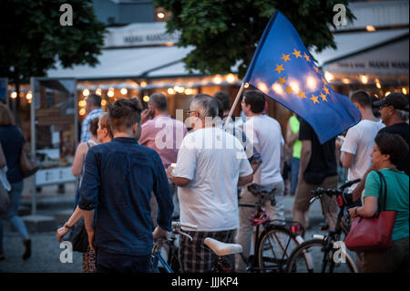 Wroclaw in Polonia. Il 20 luglio, 2017. La difesa della democrazia organizzata dalla difesa democratica comitato di Wroclaw - la protesta contro la proposta di modifiche al sistema giudiziario e la percezione di violazione della legge costituzionale in Polonia, dal partito conservatore di Kaczynski - PiS. Migliaia di giovani e vecchi girato per le strade per protestare tonights. Essa ha acquistato Wroclaw piazza del mercato a un supporto ancora. Credito: Veterano Fotografia/Alamy Live News Foto Stock