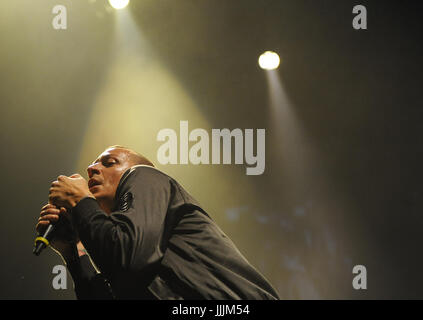 Berlino, Germania. Xx oct, 2010. Cantante americana Chester Bennington e la sua band Linkin Park eseguire alla O2 World di Berlino, Germania, 20 ottobre 2010. Il concerto inaugura la Linkin Park's tour europeo. Foto: Britta Pedersen | in tutto il mondo di utilizzo/dpa/Alamy Live News Foto Stock