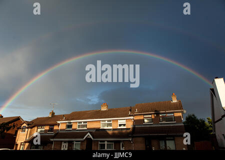 Belfast, Irlanda del Nord, Regno Unito. Il 20 luglio, 2017. Meteo REGNO UNITO: Arcobaleno a Belfast Dopo forti piogge Credito: Bonzo Alamy/Live News Foto Stock