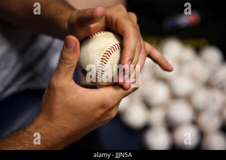 Lakeland, Florida, Stati Uniti d'America. 5 Luglio, 2017. Sarà VRAGOVIC | Orari.arbitro Tom Fornarola, 23, sfrega fino baseballs per la Gulf Coast League tra i New York Yankees e Detroit Tigers presso il complesso Tigertown in Lakeland, Fla. Mercoledì, 5 luglio 2017. Credito: Sarà Vragovic/Tampa Bay volte/ZUMA filo/Alamy Live News Foto Stock