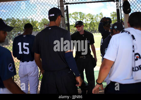 Lakeland, Florida, Stati Uniti d'America. 5 Luglio, 2017. Sarà VRAGOVIC | Orari.arbitro Taylor Payne, 24, teste fuori campo dopo aver chiamato la Gulf Coast League tra i New York Yankees e Detroit Tigers presso il complesso Tigertown in Lakeland, Fla. Mercoledì, 5 luglio 2017. Credito: Sarà Vragovic/Tampa Bay volte/ZUMA filo/Alamy Live News Foto Stock