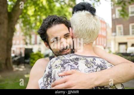 Una coppia gay abbracciarsi. Foto Stock