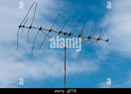 Vecchia tv antenna sul tetto di casa in america latina Foto Stock