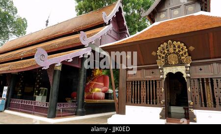 Fat statua del Buddha scultura in Wat Chedi Luang worawihan, Chiang Mai, Thailandia. Foto Stock