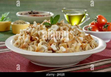 Manti,bagno turco Manti manlama sulla piastra con il peperone rosso, il sugo di pomodoro, yogurt e menta Foto Stock