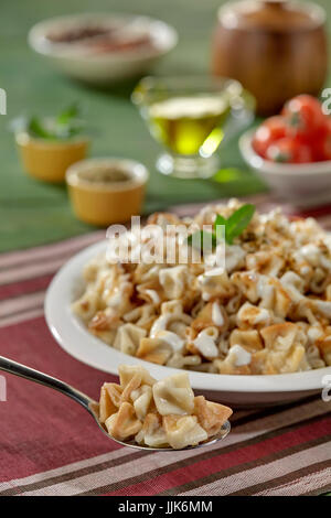 Manti,bagno turco Manti manlama sulla piastra con il peperone rosso, il sugo di pomodoro, yogurt e menta Foto Stock