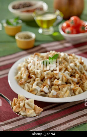 Manti,bagno turco Manti manlama sulla piastra con il peperone rosso, il sugo di pomodoro, yogurt e menta Foto Stock