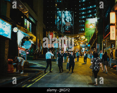 Luglio 14, 2017, Lan Kwai Fong, a Hong Kong, Cina : Business persone si incontrano al bar su happy hour Foto Stock