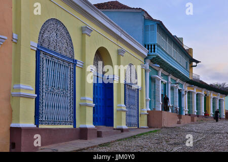 Le strade di ciottoli, lavorazione del ferro battuto e case colorate di Trinidad, Cuba Foto Stock