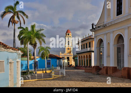 La torre campanaria del Museo Nacional de la lucha contra BANDIDOS da PLAZA MAYOR - Trinidad, Cuba Foto Stock
