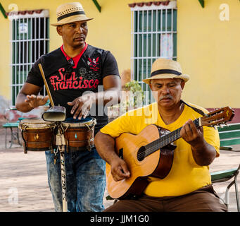 Un cubano band suona musica tradizionale in un cortile - Trinidad, Cuba Foto Stock