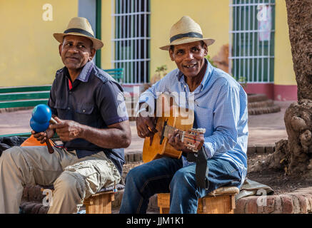 Un cubano band suona musica tradizionale in un cortile - Trinidad, Cuba Foto Stock