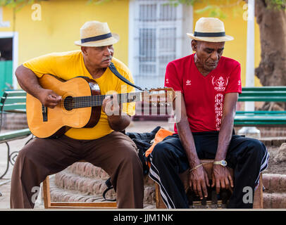 Un cubano band suona musica tradizionale in un cortile - Trinidad, Cuba Foto Stock