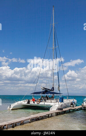 Un catamarano attraccato al molo a CAYO IGUANA raggiunta in barca da Playa Ancon - Trinidad, Cuba Foto Stock