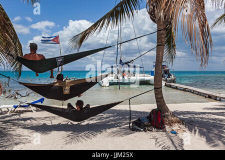 L'isola tropicale di CAYO IGUANA raggiunta in barca da Playa Ancon è una destinazione turistica - Trinidad, Cuba Foto Stock