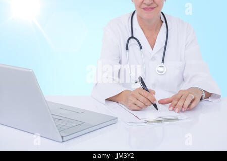 Composite immagine 3d della sezione mediana del docotor femmina prescrizione di scrittura alla scrivania Foto Stock