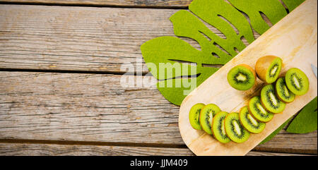 Fette di Kiwi sul tagliere di legno Foto Stock