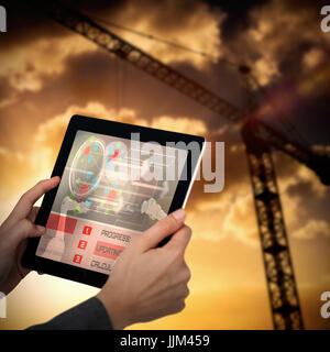 Composite immagine 3d di immagine ritagliata di imprenditrice azienda tavoletta digitale Foto Stock