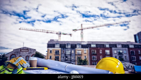 Immagine composita di scatto panoramico di architettura attrezzatura sulla tabella Foto Stock