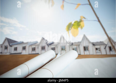 Immagine composita di alto angolo di vista piano architetto sul tavolo Foto Stock