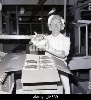 Settanta i lavoratori presso il Peek Frean's manufacturing company in Bermondsey, a sud di Londra, Inghilterra, producendo la onorevole Peek di Natale precotti budini, reso famoso durante il WW1. Foto Stock