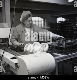 Settanta i lavoratori presso il Peek Frean's manufacturing company in Bermondsey, a sud di Londra, Inghilterra, producendo la onorevole Peek di Natale precotti budini, reso famoso durante il WW1. Foto Stock