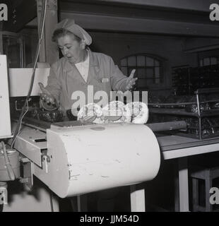 Settanta i lavoratori presso il Peek Frean's manufacturing company in Bermondsey, a sud di Londra, Inghilterra, producendo la onorevole Peek di Natale precotti budini, reso famoso durante il WW1. Foto Stock